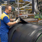 Uno de los empleados de la planta en Valladolid realiza su trabajo equipado con su traje de protección correspondiente.-MICHELIN