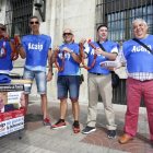 Los trabajadores de prisiones muestran los chorizos que han regalado a los ciudadanos.-ICAL