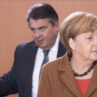 La cancillera Angela Merkel, junto a su vicecanciller, el socialdemócrata Sigmar Gabriel.-EFE / MICHAEL KAPPELER