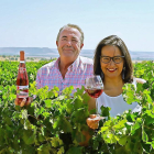 Isaac Salas y su sobrina Inés Salas, la enóloga de la bodega, en una de las viñas de la familia, en Corcos del Valle.-ARGICOMUNICACIÓN