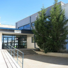 Puerta de acceso al colegio público Nicomedes Sanz de Santovenia de Pisuerga.-JCYL