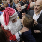 Un 'papá noel' saluda a Carme Forcadell a su salida del TSJC.-FERRAN NADEU