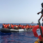 Tripulantes del ’Ocean Viking’ rescatan a migrantes en aguas del Mediterráneo, ante las costas de Libia, este sábado.-AFP