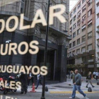 Una casa de cambio en Argentina ofrece dólares y otras monedas.-AFP