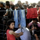 Una refugiada siria fotografiada frente a una valla fronteriza con Serbia el pasado domingo.-AFP / ARIS MESSINIS
