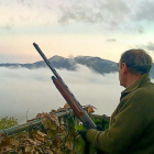 Un aficionado espera en un paso tradicional de palomas en la provincia de Burgos.-LEONARDO DE LA FUENTE