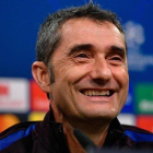 Ernesto Valverde sonríe al escuchar una pregunta de los periodistas antes del Borussia-Dortmund-Barça.-SASCHA SCHUERMANN (AFP)