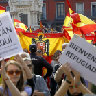 Ambos grupos concentrados en la Plaza Mayor.-J.M. LOSTAU