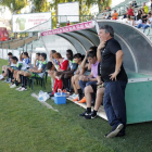 Onésimo, junto al banquillo durante el Toledo-Alcorcón de pretemporada.-LUNA REVENGA
