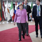 Merkel a su llegada a la cumbre europea.-STEPHANE DE SAKUTIN / AFP