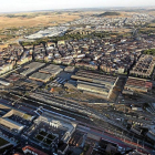 Vista aérea de la zona de los talleres de Renfe, en la parte superior, cuyo suelo se pondrá a la venta.-J.M. LOSTAU