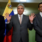 Zerpa (derecha), el ministro de Agricultura venezolano, Wilmar Castro Soteldo (centro) y el embajador en Rusia, Carlos Faría, el 15 de noviembre en Moscú.-EFE / MAXIM SHIPENKOV