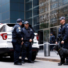 Varios policias montan guardia en el exterior del edificio evacuado de Time Warner  sede de la CNN  en Nueva York  Estados Unidos.-EPA