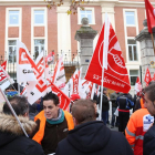 Concentración de UGT y CCOO para pedir la subida de la concesiones del transporte sanitario, en la Consejería de Sanidad.-ICAL