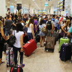 Pasajeros en el aeropuerto de El Prat.-RICARD CUGAT