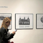 Al fondo de la imagen, tres de las fotografías que forman parte de la exposición ‘Memorias de ciudad’.-ICAL