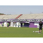 La plantilla albivioleta entrena con una pancarta al fondo que también se vio contra el Llagostera: «La victoria se alcanza luchando, morid por el escudo».-Miguel Ángel Santos