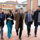 El director de la Oficina Económica de La Moncloa, Álvaro Nadal, participa en un acto público en la Universidad Europea Miguel de Cervantes. Junto a él, de izquierda a derecha, el candidato número uno al Congreso, Tomás Burgos; la rectora de la UEMC, Imel-ICAL