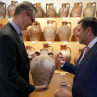 El consejero de Empleo, Carlos Fernández Carriedo, visita el Museo del Cántaro de Valoria La Buena (Valladolid), uno de los proyectos realizados con las subvenciones.-ICAL