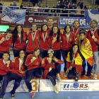 La selección española de Hockey línea posa con las medallas de bronce logradas en el Mundial. Laura Alvarado es la segunda por la izquierda (abajo), Alicia González y Lucía Ruíz son la cuarta y la sexta por la izquierda (arriba).-EM