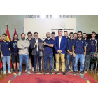Los jugadores del CPLV y Ángel Ruiz posan con el presidente de la Diputación y otras autoridades en el Palacio Pimentel. EM-E. M.