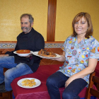 Tomás Miguélez y Sindy Chamorro en el comedor del restaurante Chamu, en Bercianos del Páramo.-