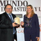 Jorge García sostiene la escultura que la consejera de Economía y Hacienda, Pilar del Olmo, le ha entregado.-J. M. LOSTAU