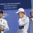 Lewis Hamilton, 'pole' en Spa, saluda a los aficionados junto a Nico Rosberg y Valtteri Bottas.-Foto: EFE / VALDRIN XHEMAJ
