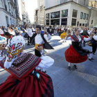Bailarines representando sus coreografías en la trasitada calle Santiago.-J.C. CASTILLO
