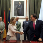 La ministra de Fomento, Ana Pastor firma un convenio con las sociedades concesionarias de autopistas, en la imagen con el presidente de Europistas, Javier Pérez-ICAL