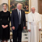 De izquierda a derecha, Jared Kushner (yerno del presidente de EEUU), Ivanka Trump, Donald Trump, el Papa y Melania Trump, en el Vaticano el 24 de mayo.-REUTERS / OSSERVATORE ROMANO
