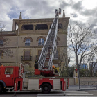 Los bomberos, ayer, retiran un canalón del cuartel de Farnesio.-PABLO REQUEJO