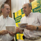 El director de la Escolanía, Ángel del Palacio, y el secretario de la fundación científica caja rural, Feliciano Ferrero, durante la presentación del disco grabado por la Escolanía Santa María la Mayor, de Toro (Zamora).-Ical