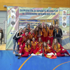 Las jugadoras cadetes posan con sus medallas en la celebración del tercer puesto.-El Mundo
