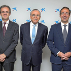 Jordi Gual, nuevo presidente de CaixaBank, junto a Isidro Fainé, presidente de la Fundación Bancaria, y el consejero delegado de la entidad bancaria, Gonzalo Gortázar.-EL MUNDO