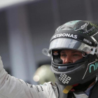 El alemán Nico Rosberg celebra, en Budapest, su cuarta 'pole' del año.-REUTERS / LASZLO BALOGH