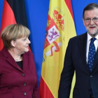 Angela Merkel y Mariano Rajoy, este viernes en la rueda de prensa que han ofrecido en Berlín.-AFP / JOHN MACDOUGALL