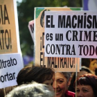 Varias pancartas contra la violencia machista en la manifestación de Madrid.-CURTO DE LA TORRE / AFP