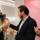 Secretario general del Partido Socialista, Pedro Sánchez saluda al portavoz de la Ejecutiva, Óscar Puente, a su llegada a la reunión de la Ejecutiva Federal del Partido.-ICAL