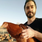 Abel Moreno posa con uno de los ejemplares de su granja en Fresno.-A.M.