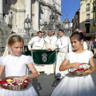 Salida de la procesión de la catedral, con dos niñas vestidas de primera comunión al frente.-J.M. LOSTAU