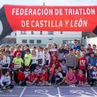 La foto de familia de la prueba de ‘Nada y Corre’ que reunió a más de 60 triatletas en Río Esgueva.-PABLO REQUEJO