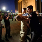 Policías turcos detienen, la noche del sábado, a unos militares del Ejército de Turquía tras el fallido golpe de Estado.-AFP / OZAN KOSE