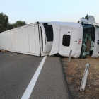 Un trailer vuelca en el P.K. 71,300 de la A-62 (Burgos Portugal) en Torquemada (Palencia) la calzada ha quedado cortada para todos los vehículos sentido Burgos-ICAL