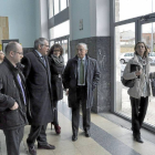Gómez-Pomar (2º dcha) se despide de Bermejo (4º) antes de regresar a Madrid por el accidente aéreo-Santiago G. del Campo