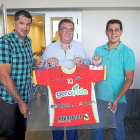 Ávila, a la izquierda, muestra su nueva camiseta.-PABLO REQUEJO