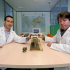 Dos ingenieros de la empresa vallisoletana Isend muestran un trozo de riel por el que corre el tren.-PHOTOGENIC