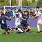 Javi Pérez dispara a puerta en el gol local.-PABLO REQUEJO