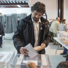 El procurador de IU-Equo José Sarrión vota en el colegio electoral de Valdelagua-ICAL