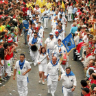 Una de las peñas de Cuéllar, ‘El Soto’, en el desfile que inicia las fiestas de la Virgen del Rosario.-EL MUNDO